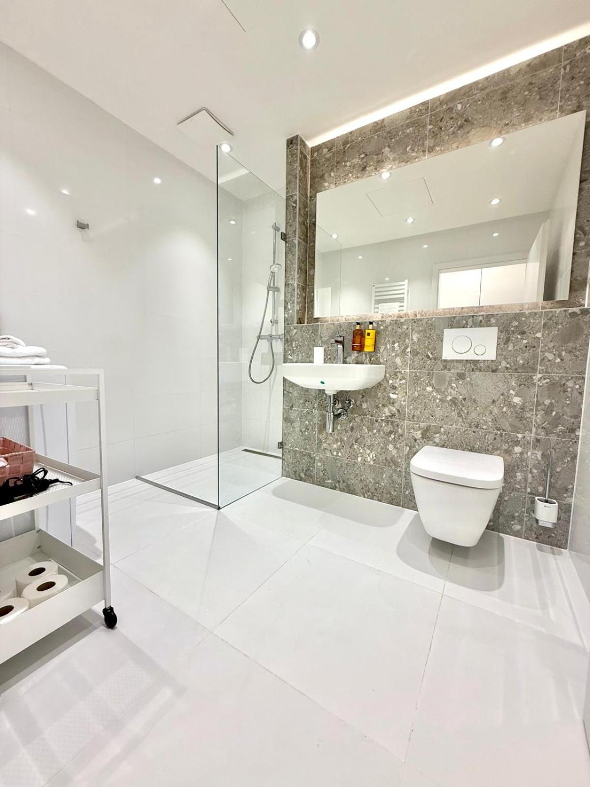 City Relax Apartments With Free Parking, 10 Mins Walk To City Centre เบอร์โน ภายนอก รูปภาพ